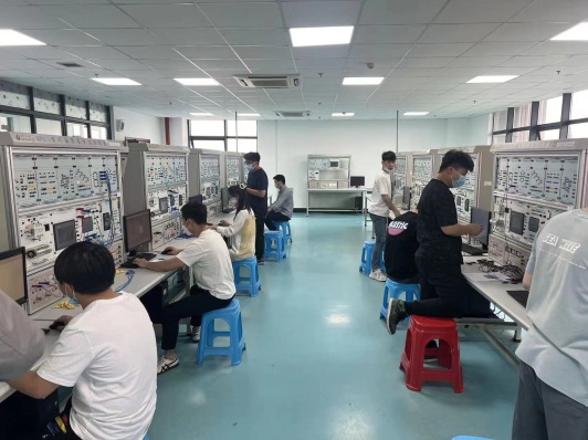 D:\電(diàn)氣工(gōng)程系\各類比賽資料\技(jì)能(néng)運動會(huì)\25屆師(shī)生(shēng)技(jì)能(néng)運動會(huì)\機(jī)電(diàn)一(yī)體(tǐ)化(huà)設備組裝與調試\照(zhào)片2 (1).jpg