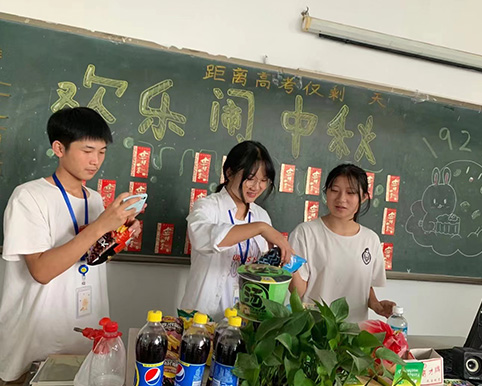 歡樂(yuè)一(yī)家(jiā)人(rén)，創意過中秋 ——我系開(kāi)展中秋節主題班會(huì)活