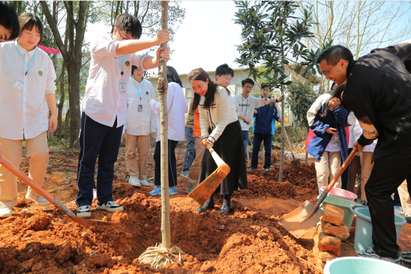 種下(xià)一(yī)粒種子(zǐ)播種一(yī)個(gè)希望——“希望農(nóng)場(chǎng)”植樹(shù)節主題活動